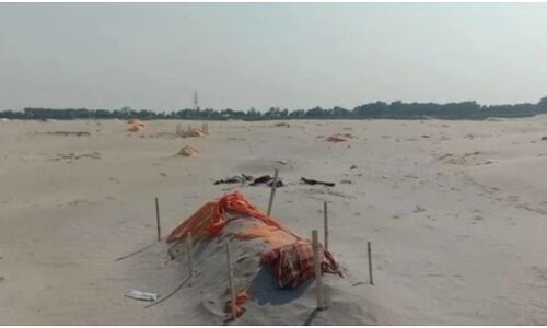 प्रयागराज में गंगा किनारे बालू उड़ने से नजर आने लगा हिंदुओं का कब्रिस्तान, सीन देखकर लोगों की कांप जाती है रूह