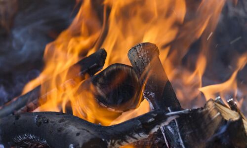 यूपी: पूरे परिवार को निगल गया कोरोना, 12 साल के बेटे ने दी दादी को मुखाग्नि