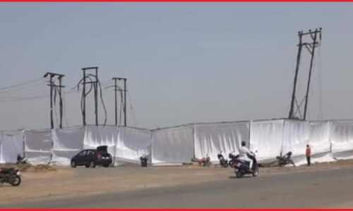 UP के अफसरों ने नाकामी छुपाने के लिए योगी के आगमन पर सफेद चादरों से ढक दिये कूड़े के ढेर