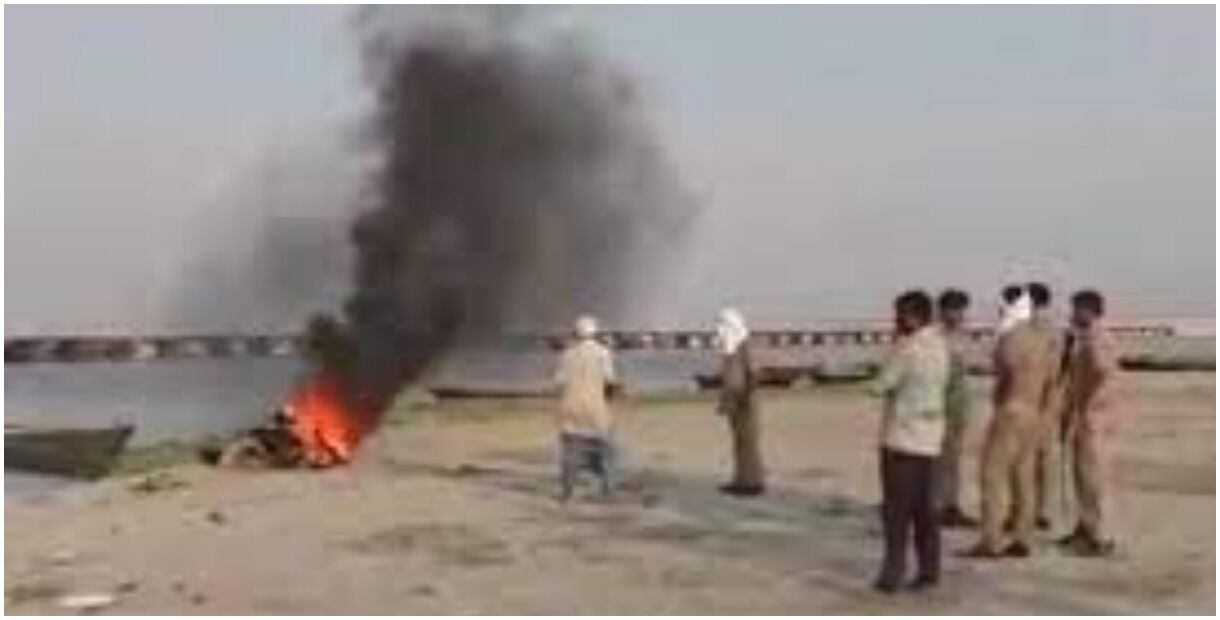 UP के बलिया में पुलिस के सामने शर्मसार हुई मानवता, गंगा किनारे बहते शव को पेट्रोल और टायर से जलवाया