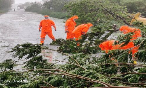 तौकते तूफान के कारण मुंबई हाई के पास डूबा जहाज, 100 के करीब लोग लापता