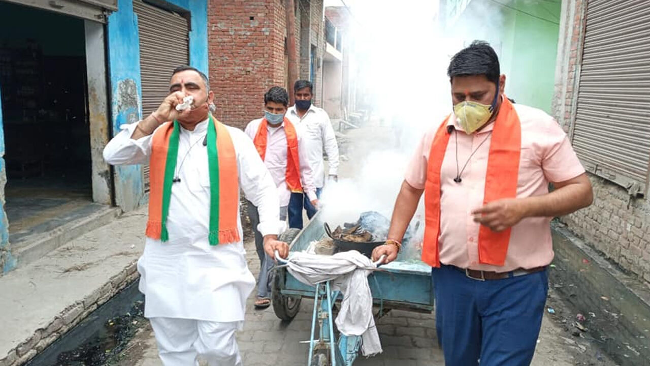 कोरोना को भगाने के लिए निकले BJP नेता, गलियों में हवनकुंड रख किया धुंआ, शंख बजाया और हनुमान चालीसा का पाठ किया