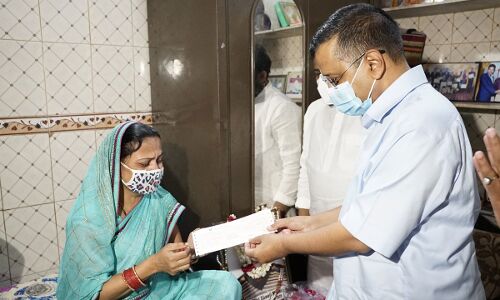 केजरीवाल ने कोरोना ड्यूटी के दौरान मृतक शिक्षक के परिजनों को सौंपा 1 करोड़ का चेक, कहा हमें उनपर गर्व है