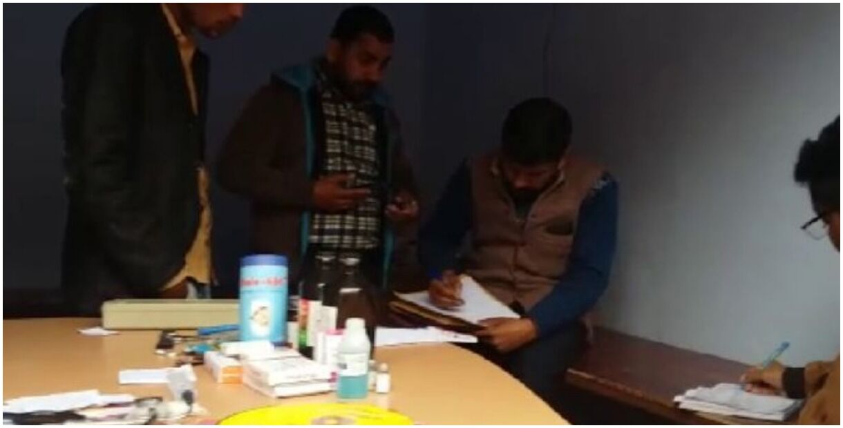 यूपी के देवरिया में फर्जी अस्पताल के जाली डॉक्टर ने कमा डाले लाखों, मरीज की मौत पर खुला मामला तब पुलिस दे रही दबिश यूपी के देवरिया में फर्जी अस्पताल के जाली डॉक्टर ने कमा डाले लाखों, मरीज की मौत पर खुला मामला तब पुलिस दे रही दबिश