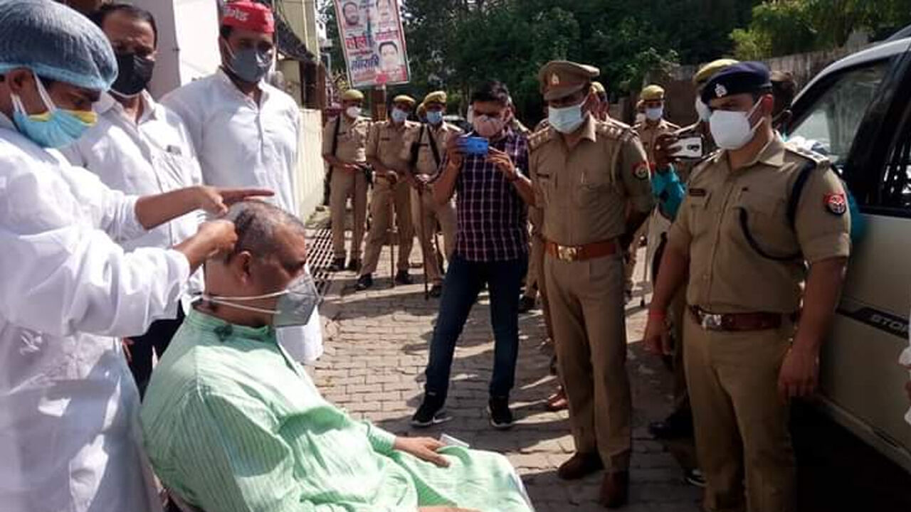 योगी के आगमन पर नजरबंद किये जाने से नाराज सपा विधायक ने मुंडन करवाकर जताया विरोध
