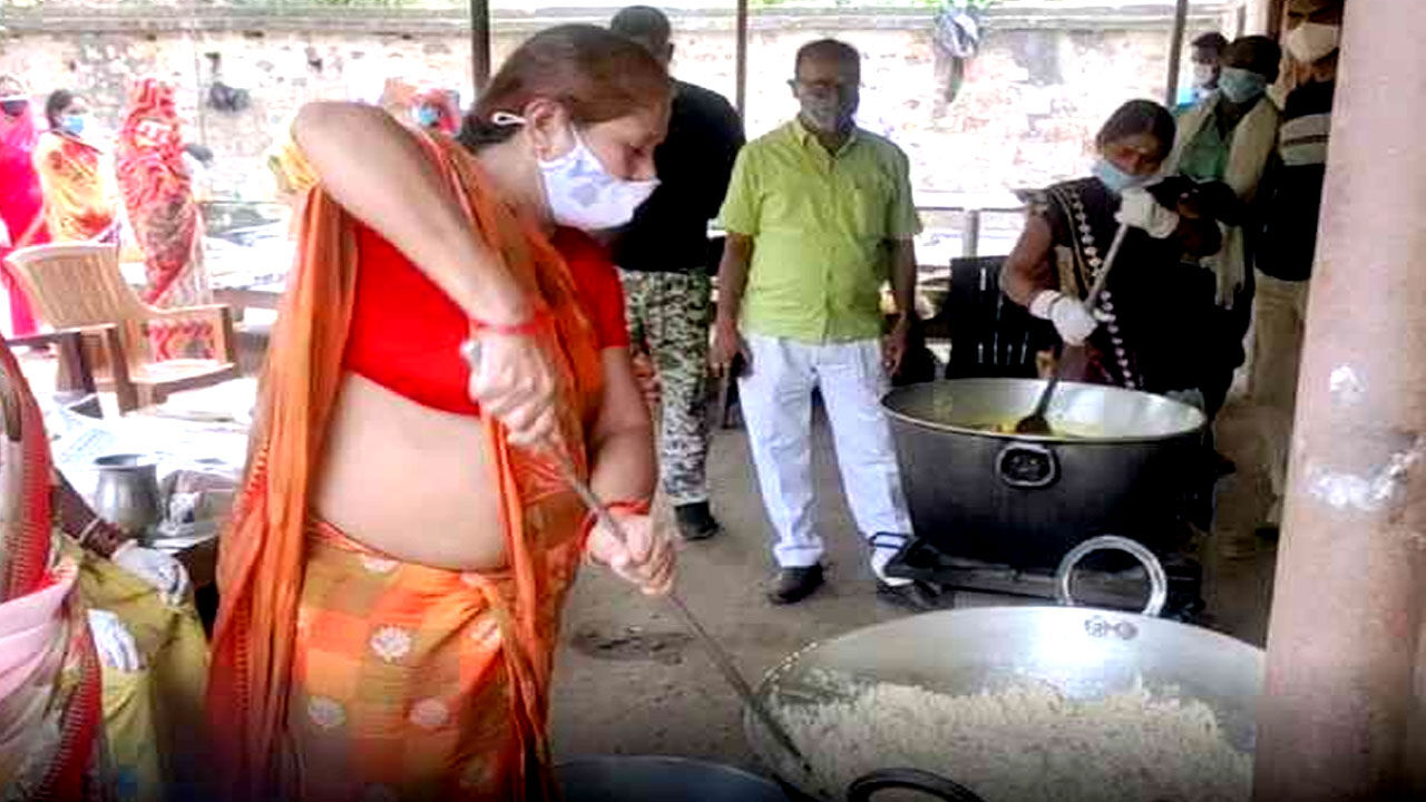 RJD विधायक विभा देवी ने दुबई से 100 ऑक्सीजन सिलिंडर मंगवाकर सौंपे जिला प्रशासन को, 400 लोगों को रोज करवा रहीं भोजन
