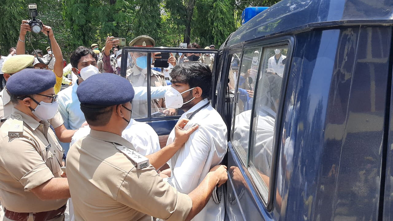 झांसी पहुंचे योगी को ज्ञापन देने को लेकर हिरासत में लिए गए रेजिडेंट डॉक्टर, जानिए क्या हैं उनकी 3 सूत्रीय मांगें झांसी पहुंचे योगी को ज्ञापन देने को लेकर हिरासत में लिए गए रेजिडेंट डॉक्टर, जानिए क्या हैं उनकी 3 सूत्रीय मांगें