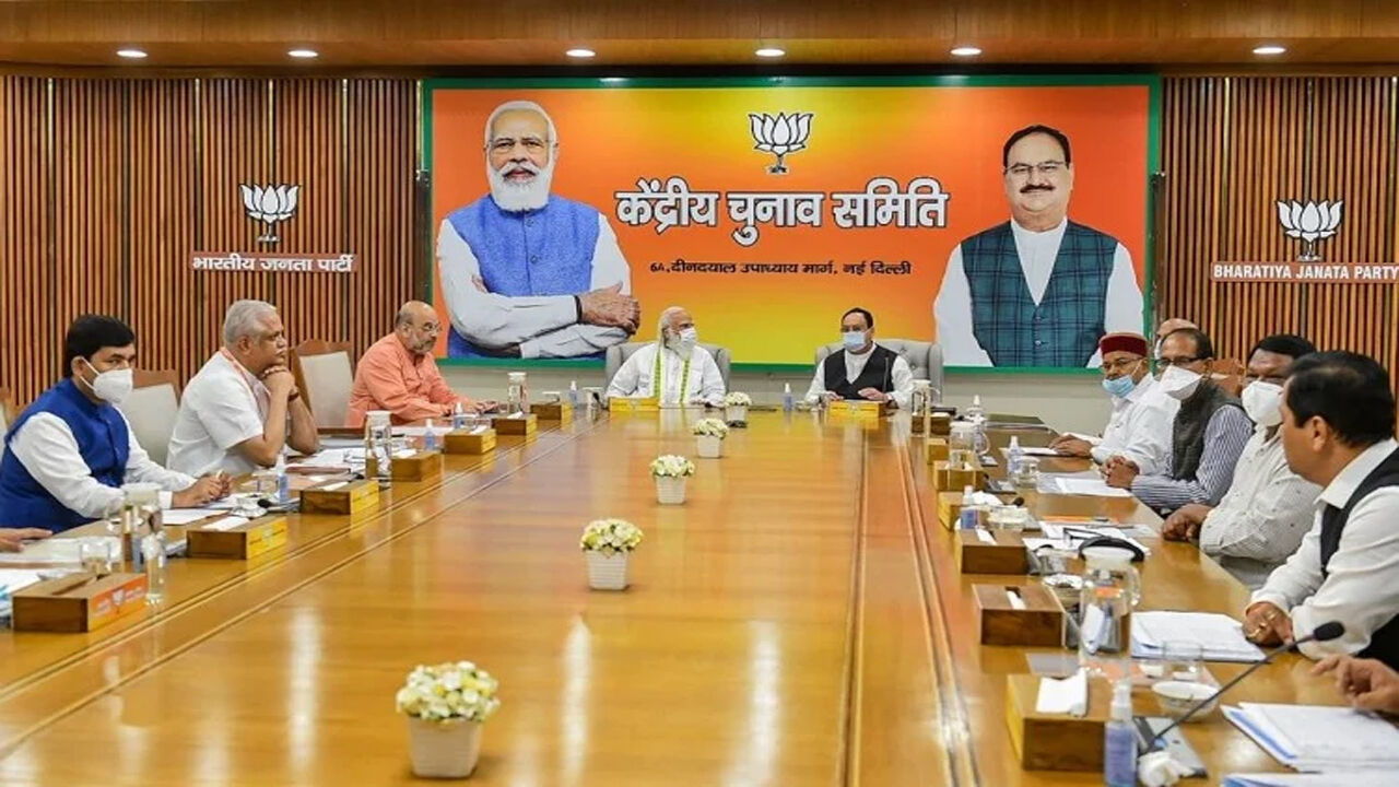 कोरोना से देश में लाशों के ढेर के बीच UP चुनाव को लेकर BJP की बैठक, फिल्म अभिनेता बोले बेशर्मों की जमात है