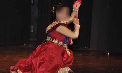 UP की मशहूर कथक डांसर से फोन कर अनैतिक संबंध बनाने का दबाव, महिला ने कहा यह भी बलात्कार जैसा