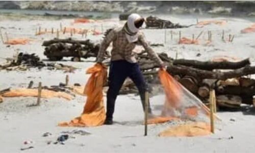 लाशों को जलाने के लिए हटवाया रामनामी दुपट्टा, फिर बदल गया अधिकारियों को मूड तो उठवा ले गए लकड़ियों के ढेर