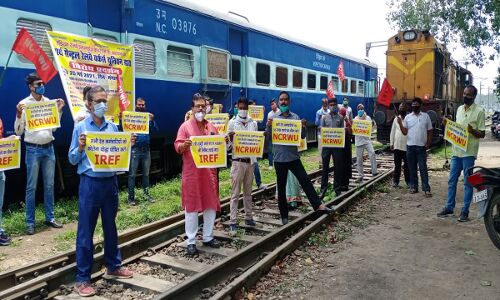 कोविड सेवा जारी रखते हुए रेलवे कर्मचारियों ने देशभर में किया विरोध प्रदर्शन