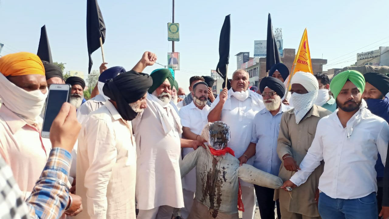 किसान आंदोलन के 6 माह पूरे होने पर देशभर में मनाया जा रहा है ब्लैक डे, काले झंडे लगाकर किया गया आह्वान