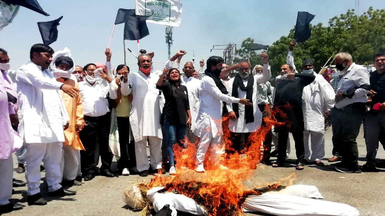 काला दिवस: पानीपत में कृषि कानूनों के खिलाफ किसान मजदूरों ने फूंका पीएम मोदी का पुतला