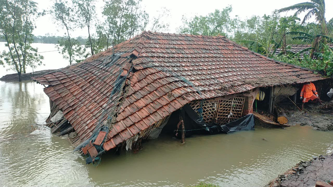 यास तूफान के कारण अब तक 3 की हुई मौत, उड़ीसा व बंगाल को भारी नुकसान