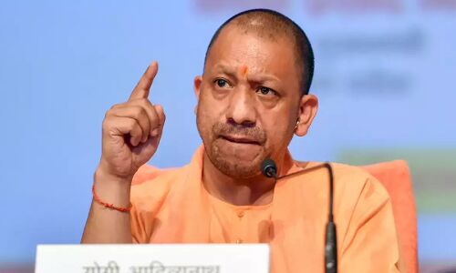 यूपी में टीम-9 योगी नहीं बल्कि योगी को चलाती है ये टीम, एके शर्मा को दिया जा सकता है गृह विभाग