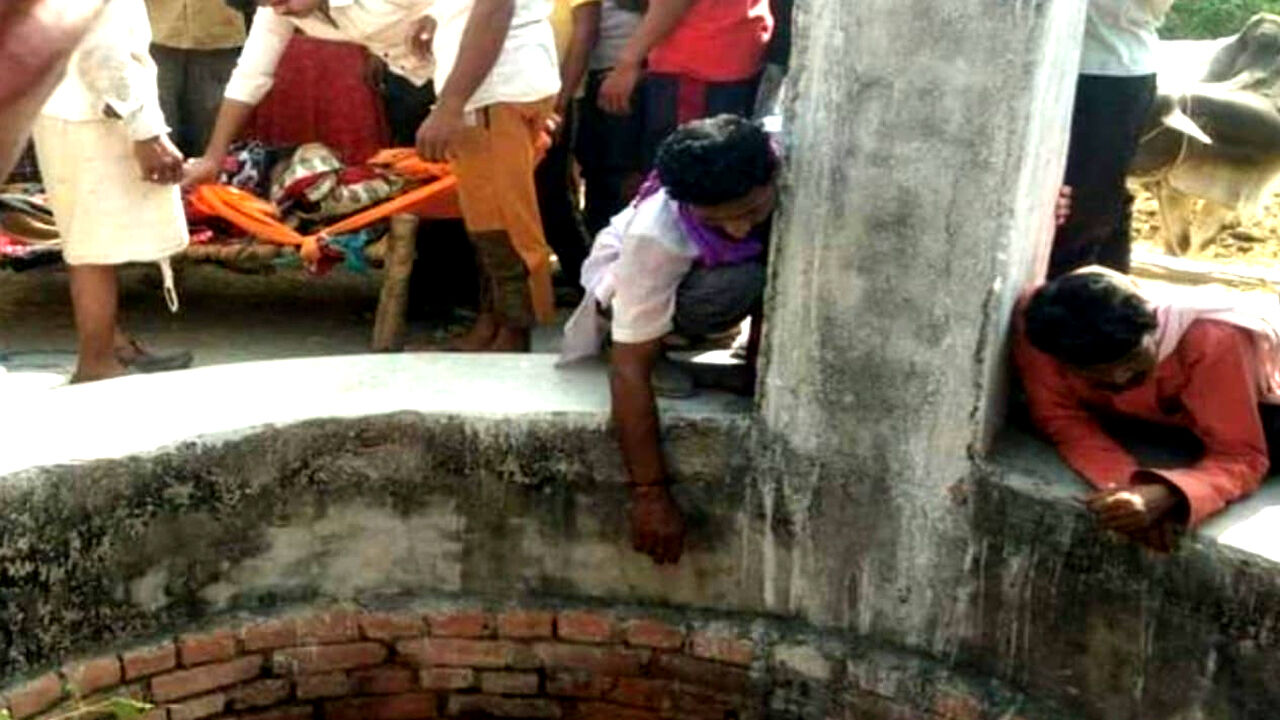 योगीराज : आर्थिक तंगी के चलते बच्चे को गोद में लेकर कुएं में कूदी मजदूर की पत्नी, हालत गंभीर