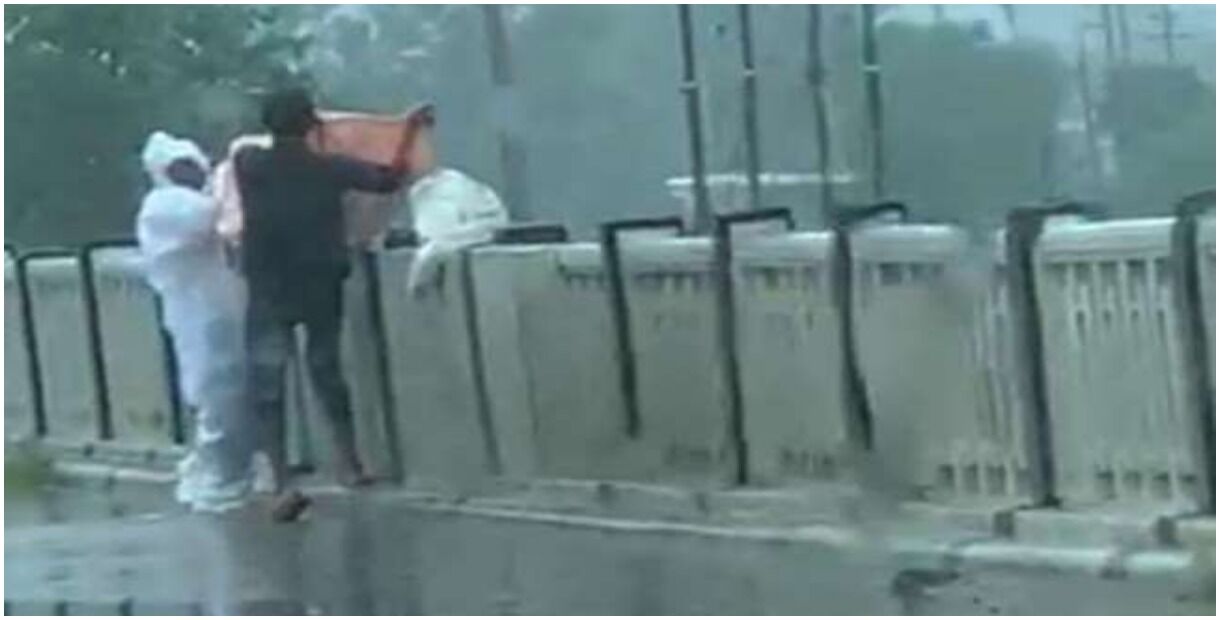 UP में लगातार हो रहा मानवता का बलात्कार, बलरामपुर राप्ती नदी में फेंका गया कोरोना संक्रमित शव, वीडियो वायरल