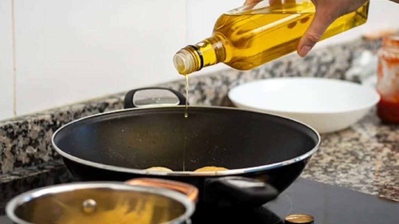 एक साल में 50 फीसदी बढ़े खाद्य तेलों के दाम, आम नागरिक हुए हलकान