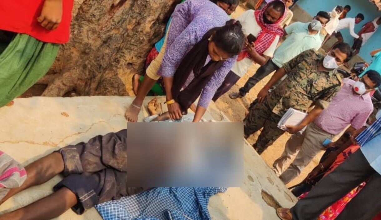 थाने में मौत के बाद घर के बाहर आदिवासी की लाश रखकर भाग गयी झारखंड पुलिस