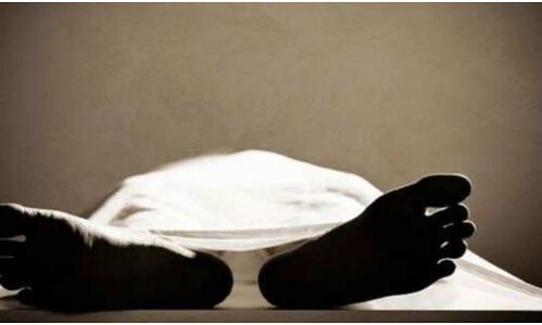 UP : आँखों में मिर्ची पाउडर डाल महिला की पिटाई,  हुई मौत तो कोरोना मृतक बता करने जा रहे थे दफन