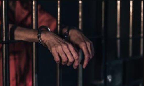 सुनवाई के दौरान गुजरात हाइकोर्ट के जज पर चप्पलें फेंकने के दोषी को मिली 18 महीने की कैद, चाय बेचता है शख्स