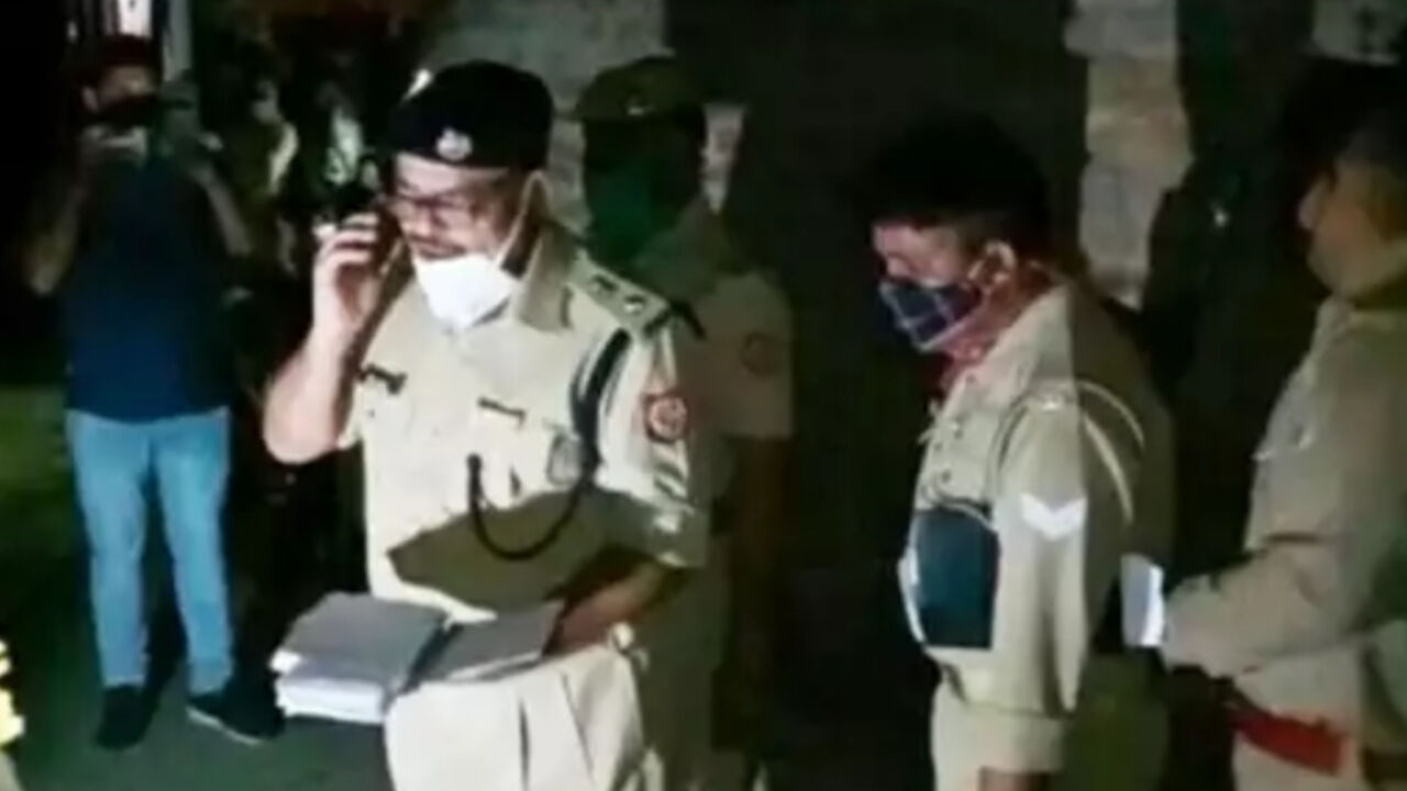 यूपी: माँ की हत्या कर खुद भी फंदे पर लटकीं दोनों बेटियां, भाई ने किया खुलासा