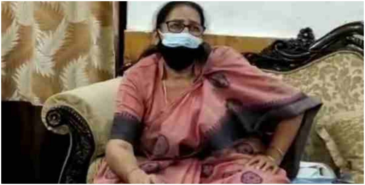 बेटियों को ना दें मोबाइल, लड़कों के साथ भाग जाती हैं : UP महिला आयोग की सदस्य का बेतुका बयान