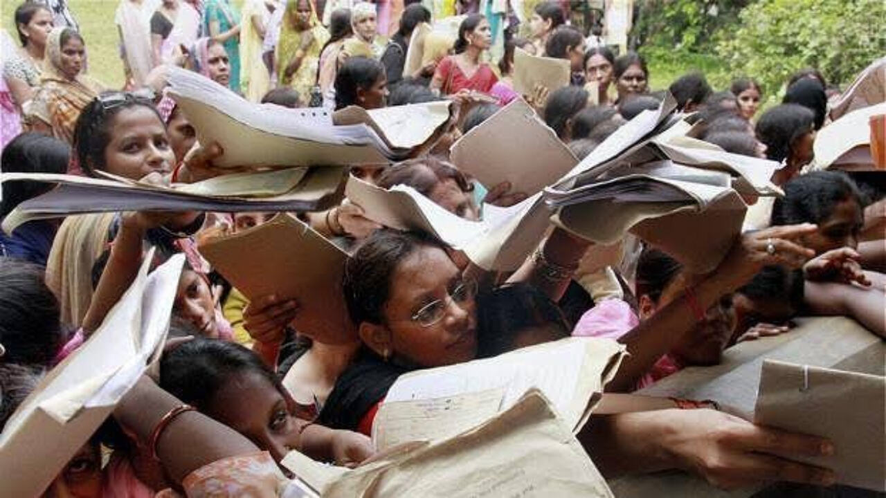 सरकारी दावे और प्रोपेगेंडा के बावजूद यूपी में बेरोजगारी की स्थिति बेहद गंभीर, सरकारी विभागों में 6 लाख से ज्यादा पद रिक्त सरकारी दावे और प्रोपेगेंडा के बावजूद यूपी में बेरोजगारी की स्थिति बेहद गंभीर, सरकारी विभागों में 6 लाख से ज्यादा पद रिक्त