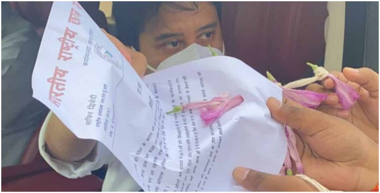 BJP के महाराज सिंधिया का ग्वालियर में भारी अपमान, NSUI नेता ने भेंट किया बेशरम का फूल और धिक्कार पत्र