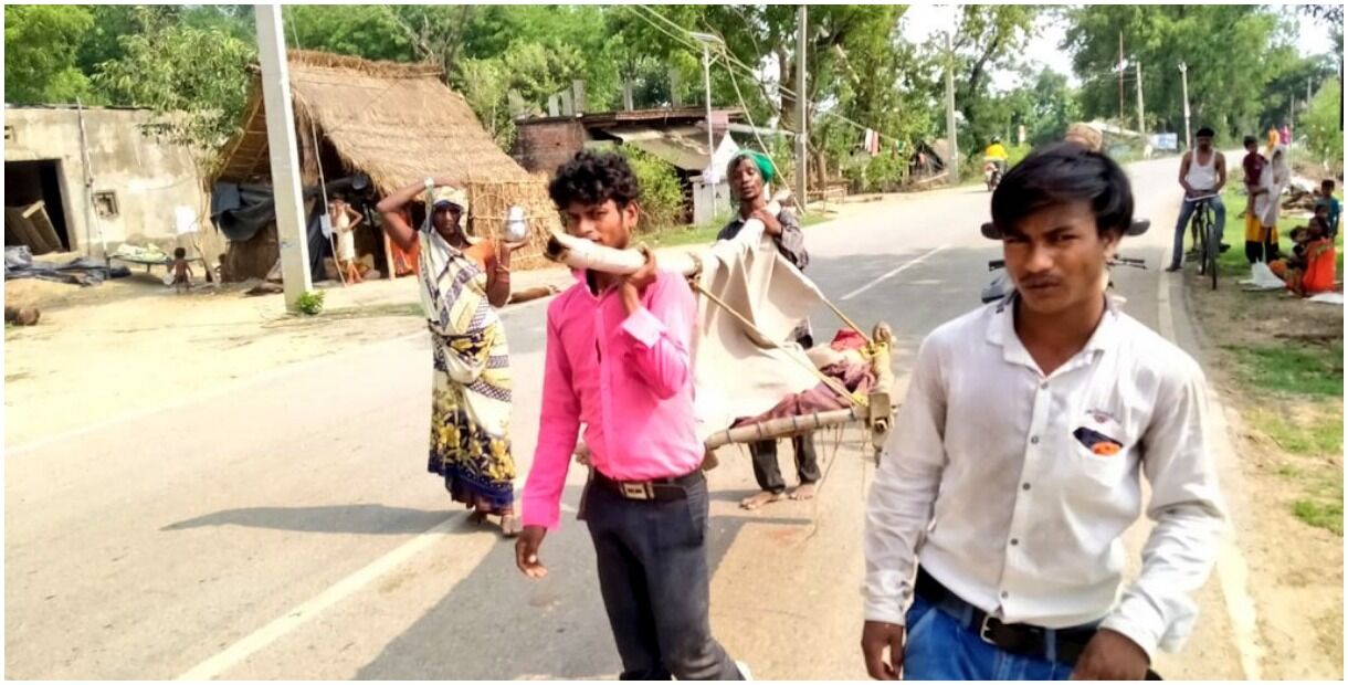 मोदी-योगी की कुर्सी मैनेजमेंट के बीच मिर्जापुर में बीमार युवक को इलाज के लिए चारपाई से ले जाना पड़ा 8 किलोमीटर दूर