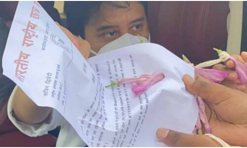 BJP के महाराज सिंधिया का ग्वालियर में भारी अपमान, NSUI नेता ने भेंट किया बेशरम का फूल और धिक्कार पत्र