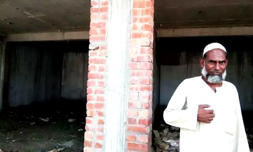 महिला ग्राम प्रधान की दादागिरी, पीड़ित की जमीन पर नोटिस लगाकर पूछा आपको निर्माण कराने का अधिकार कैसे प्राप्त हुआ