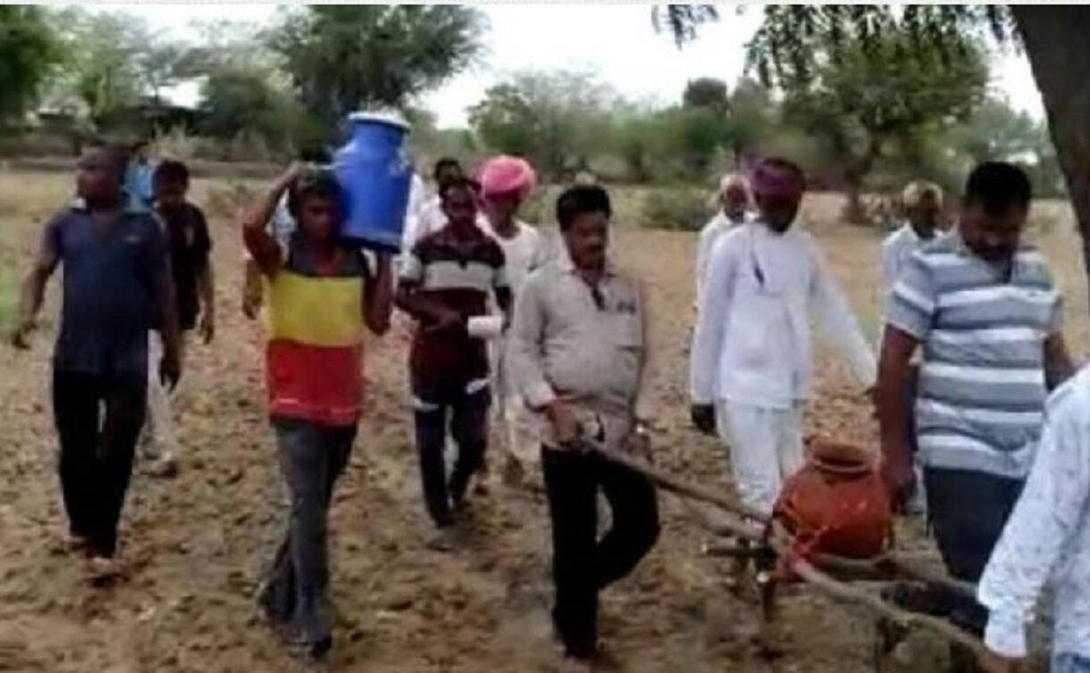 कोरोना बचाव के नाम पर राजस्थान में गांव के चारों तरफ खींची दूध की लक्ष्मण रेखा, कहा महामारी नहीं रख सकती कदम कोरोना बचाव के नाम पर राजस्थान में गांव के चारों तरफ खींची दूध की लक्ष्मण रेखा, कहा महामारी नहीं रख सकती कदम