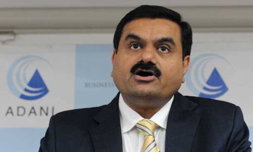 3 विदेशी फंड के खाते फ्रीज, अडानी ग्रुप की कंपनियों के शेयर गिरे