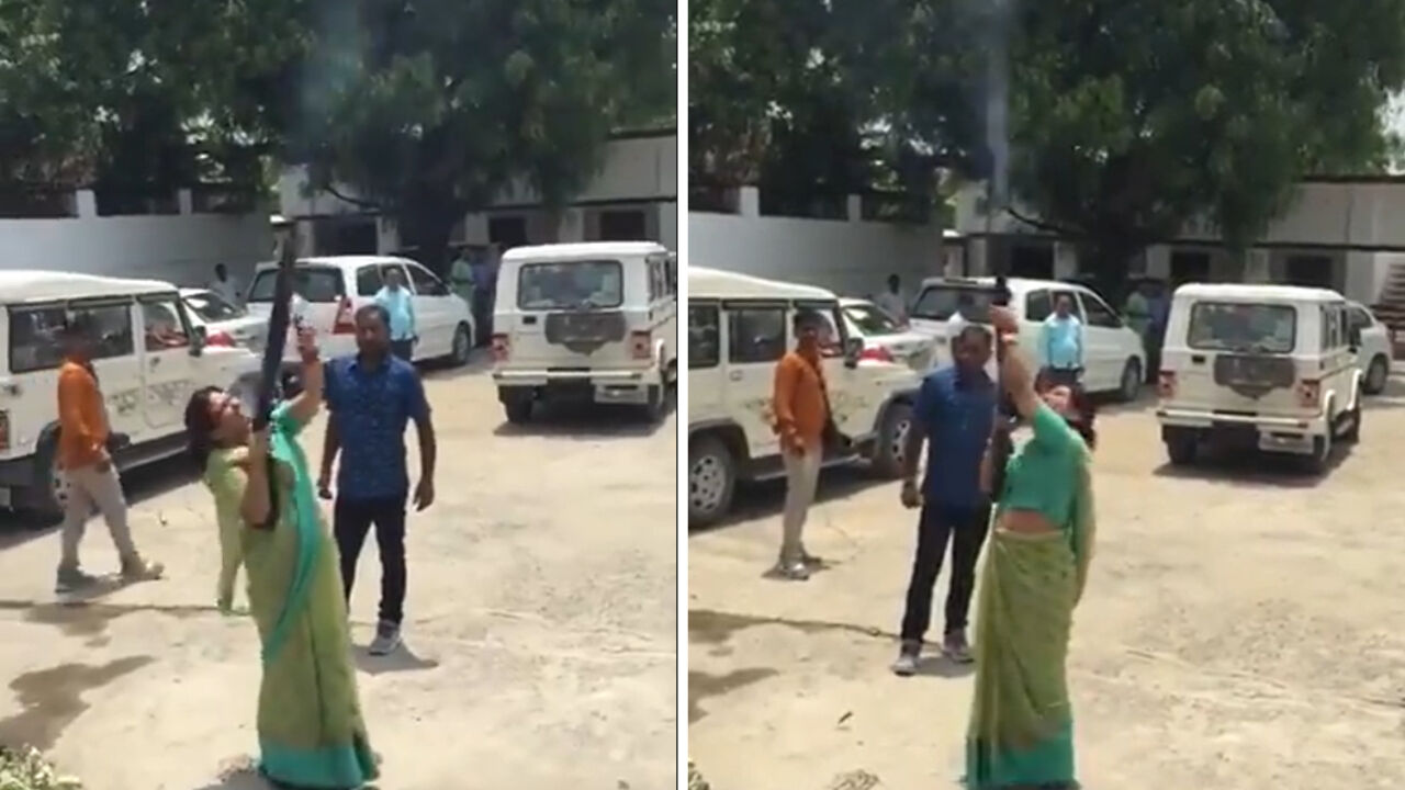 यूपी: बाहुबली सोनू-मोनू की बहन अर्चना सिंह का हवाई फायरिंग करते वीडियो वायरल, मामला हुआ दर्ज यूपी: बाहुबली सोनू-मोनू की बहन अर्चना सिंह का हवाई फायरिंग करते वीडियो वायरल, मामला हुआ दर्ज