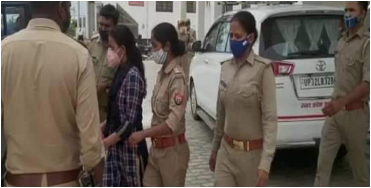 रिटायर हुए सफाईकर्मी से रिश्वत लेते रंगे हाथ पकडी गईं अमेठी DPRO, फंड पास कराने की एवज में मांगे थे 4 लाख रूपये