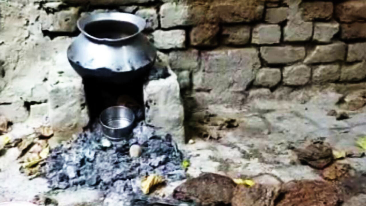 पिछले साल से भारत की 80 करोड़ आबादी को निःशुल्क दाल-चावल दिया जा रहा तो असल जरुरतमंदों का अनाज कहां जा रहा? पिछले साल से भारत की 80 करोड़ आबादी को निःशुल्क दाल-चावल दिया जा रहा तो असल जरुरतमंदों का अनाज कहां जा रहा?