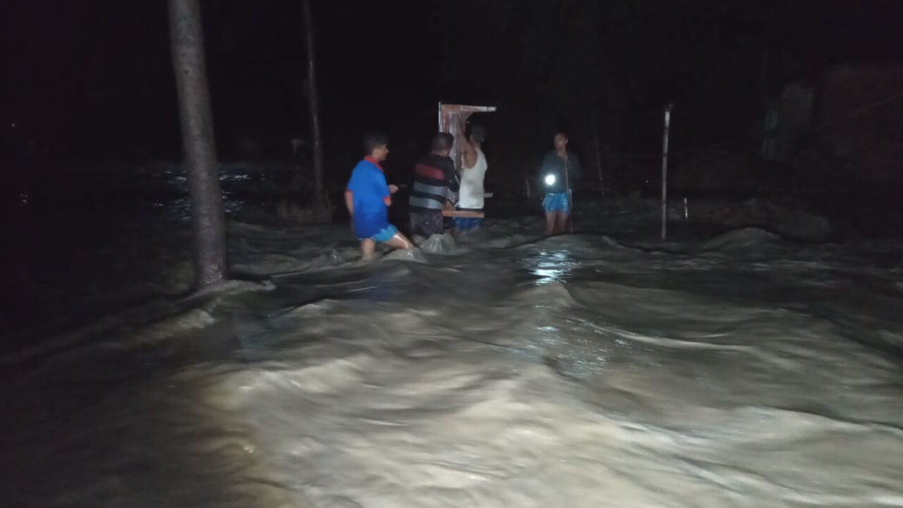 उत्तर बिहार में लगातार बारिश से बाढ़ की स्थिति चिंताजनक, 50 हजार से ज्यादा आबादी प्रभावित उत्तर बिहार में लगातार बारिश से बाढ़ की स्थिति चिंताजनक, 50 हजार से ज्यादा आबादी प्रभावित