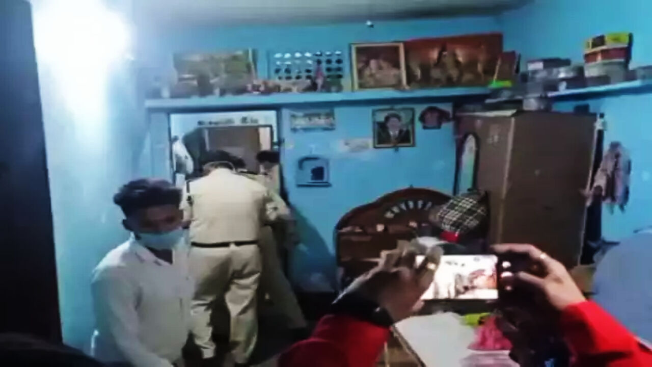 मध्यप्रदेश: प्रेमी ने परिजनों के सामने ही प्रेमिका को मारी गोली, फिर खुद को भी गोली से उड़ाया मध्यप्रदेश: प्रेमी ने परिजनों के सामने ही प्रेमिका को मारी गोली, फिर खुद को भी गोली से उड़ाया