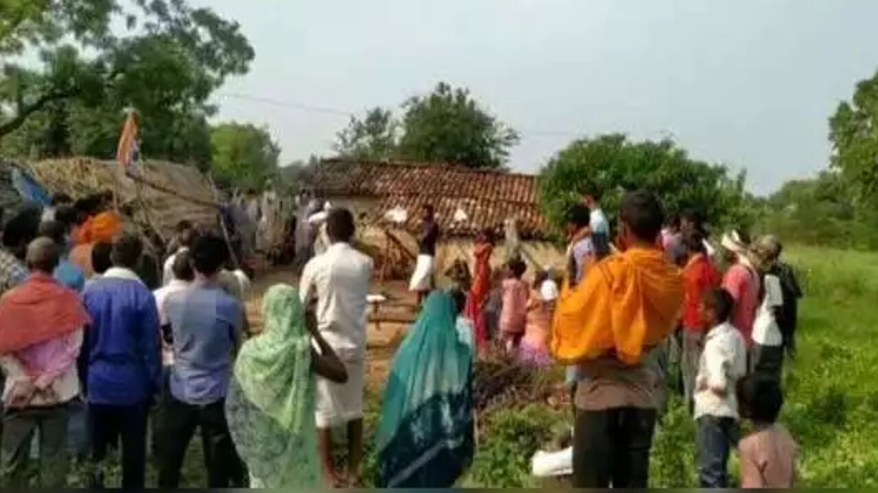 यूपी: पति ने पत्नी को कुल्हाड़ी से काटा फिर खुद लगा ली फांसी, घर में बेसहारा हुए 5 मासूम बच्चे