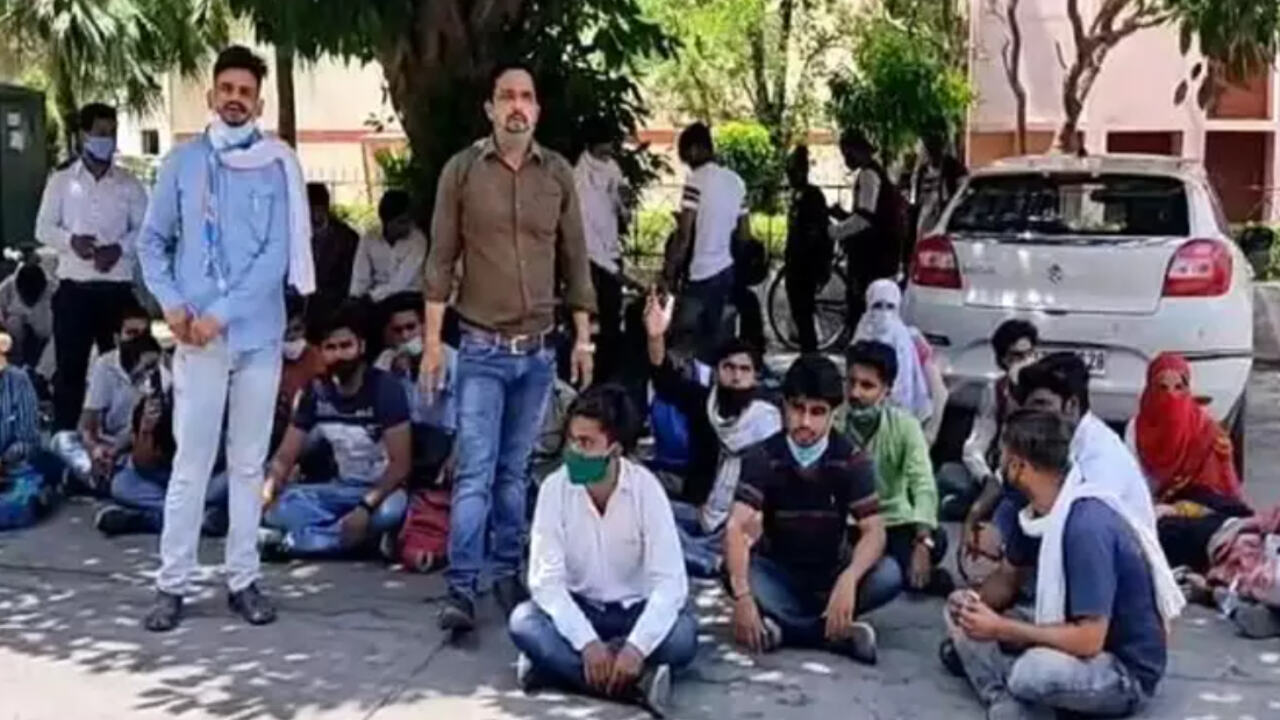 आंबेडकर विश्वविद्यालय में लॉ के प्रवेशार्थियों ने जमकर काटा हंगामा, बोले पैसे देने वालों को मिली सीट