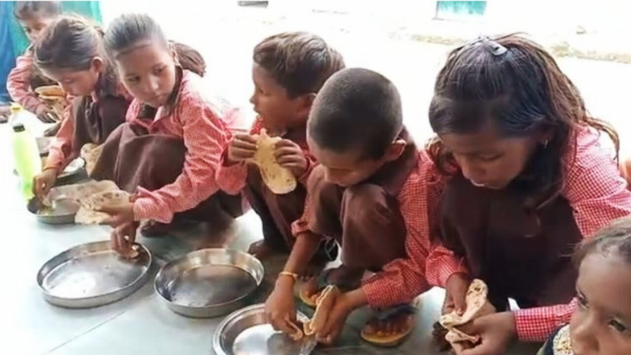 यूपी के 1.80 करोड़ विद्यार्थियों को ढाई माह से एमडीएम की धनराशि व अनाज का अभी इंतजार