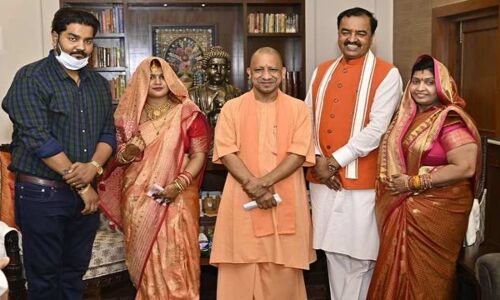 यूपी में सियासी हलचल के बीच डिप्टी सीएम मौर्य के घर पहुंचे सीएम योगी, सूबे में बढ़ी सियासी गर्मी