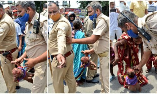 यूपी की मेरठ पुलिस ने अच्छा काम करके भी बरती संवेदनहीनता, दुधमुंहे बच्चे को एक हाथ से तानकर मां को सौंपा