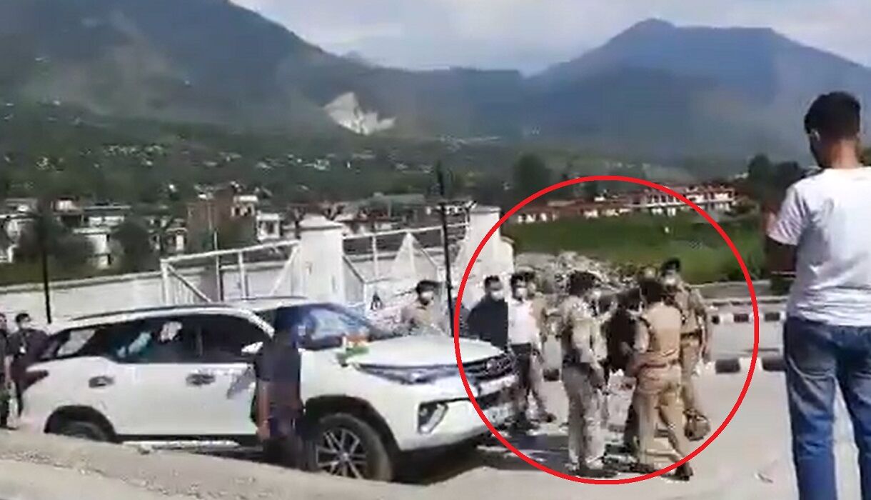 हिमाचल में गडकरी के सामने CM जयराम ठाकुर के सुरक्षा अधिकारी ने SP पर बरसाये लात-घूंसे, वीडियो वायरल हिमाचल में गडकरी के सामने CM जयराम ठाकुर के सुरक्षा अधिकारी ने SP पर बरसाये लात-घूंसे, वीडियो वायरल