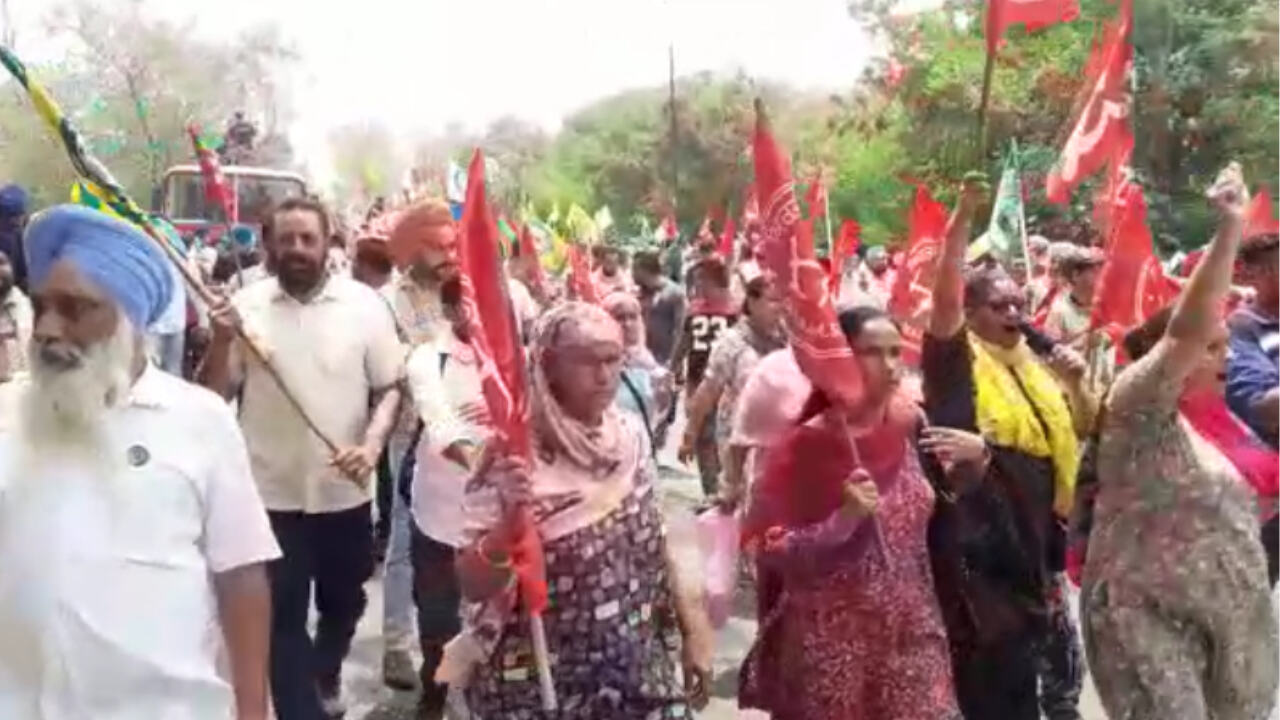 गुस्साए किसानों ने फाड़े मोदी-खट्टर के बैनर पोस्टर, राज्यपाल से सलाहकारों ने पंचकूला चंडीगढ़ बॉर्डर पर आकर लिया ज्ञापन