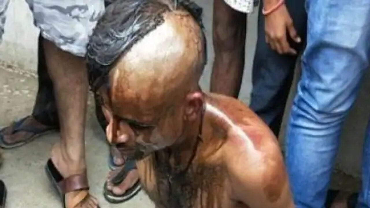 8वीं क्लास की छात्रा को टीचर लिखता था लव लेटर, गुस्साए गांववालों ने आधा सिर मूंडकर गांव में घुमाया