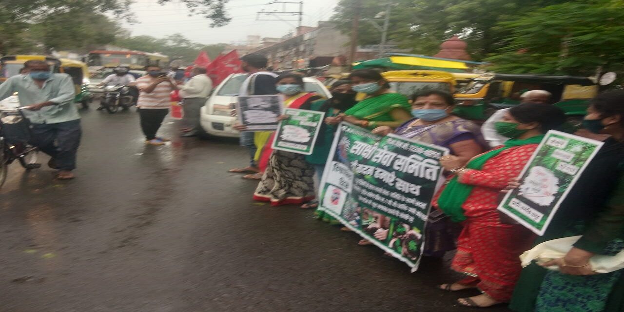 बकस्वाहा जंगल बचाने की मुहिम में मानव श्रृंखला, लोगों ने पूछा- विकास के नाम पर पानी-हवा रोकना क्या उचित? बकस्वाहा जंगल बचाने की मुहिम में मानव श्रृंखला, लोगों ने पूछा- विकास के नाम पर पानी-हवा रोकना क्या उचित?