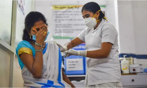 मृत्यु दर अधिक होने के बाद भी देश में कोरोना वैक्सीनेशन में महिलाएं पीछे, यूपी की हालत ज्यादा खराब
