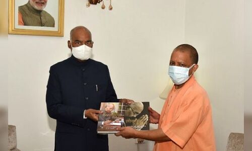 राष्ट्रपति ने सीएम योगी को भेंट की लोकतंत्र के स्वर पुस्तक, अब लोग कर रहे तरह-तरह की बातें